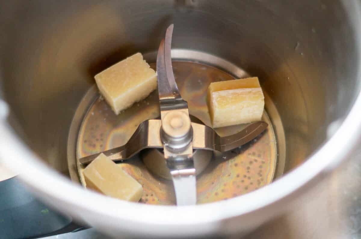 Pezzi di parmigiano nel boccale di Bimby®