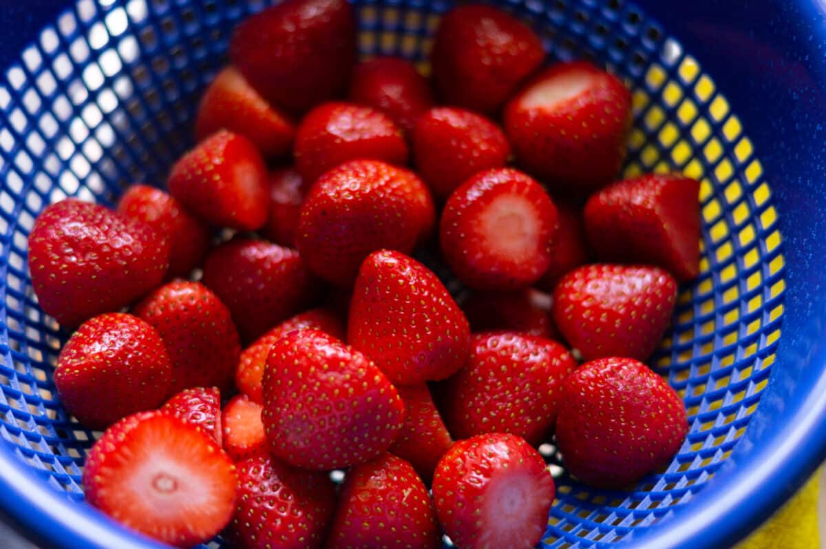 Fragole lavate e private del picciolo in uno scolapasta