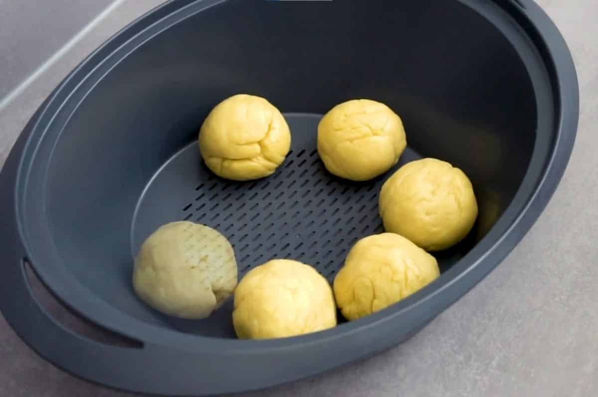 Palline di impasto crudo per Dampfnudeln disposte nel Varoma®