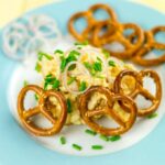 Obazda con scalogno, erba cipollina e pretzel