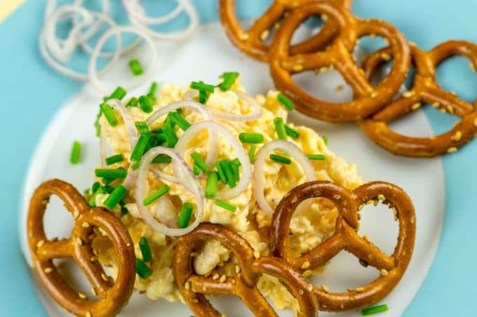 Obazda servito con pretzel, scalogno ed erba cipollina