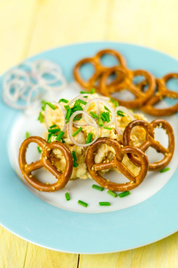 Obazda con erba cipollina, scalogno e pretzel