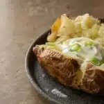 Patata cotta nella friggitrice ad aria, farcita con panna acida e cipollotti