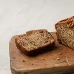 Banana bread a fette con noci facoltative, cotto nella friggitrice ad aria