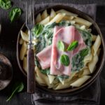 Pasta con besciamella, spinaci e prosciutto come idea di servizio