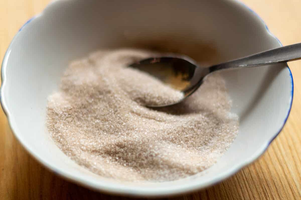 Zucchero e cannella mescolati in una ciotola