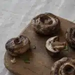 Champignon arrostiti nella friggitrice ad aria con olio alle erbe