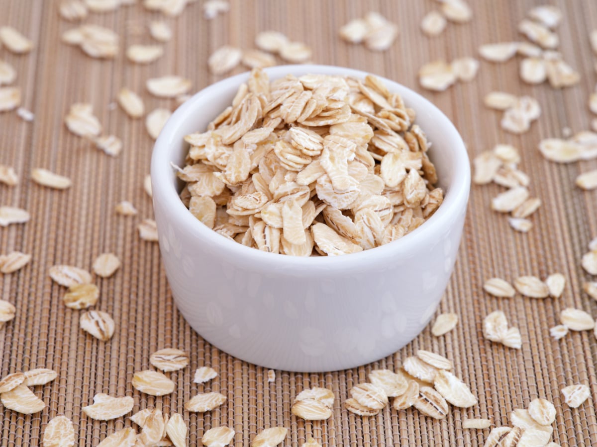 Fiocchi d’avena in una ciotola bianca
