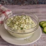 Insalata cremosa di cetrioli e aneto in una ciotola
