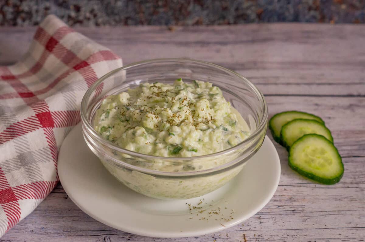 Insalata cremosa di cetrioli e aneto in una ciotola