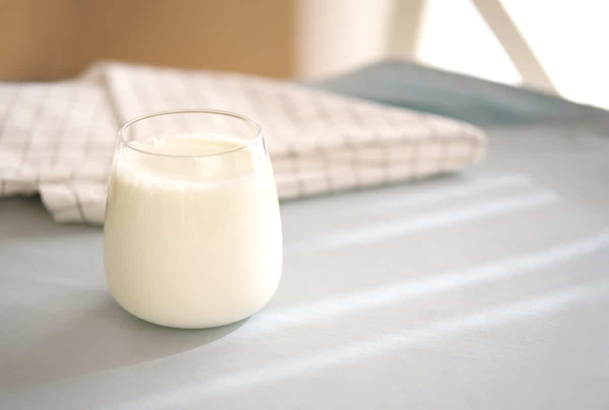 Latte in una piccola bottiglia di vetro