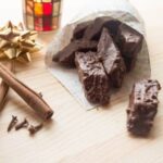 Magenbrot ricoperto di glassa al cioccolato in un cartoccio
