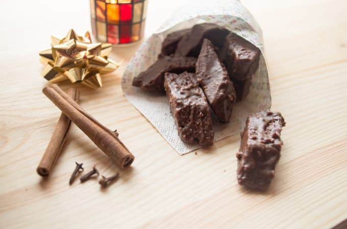 Magenbrot ricoperto di glassa al cioccolato in un cartoccio