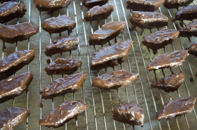 Pezzi di Magenbrot ricoperti di glassa al cioccolato su una griglia