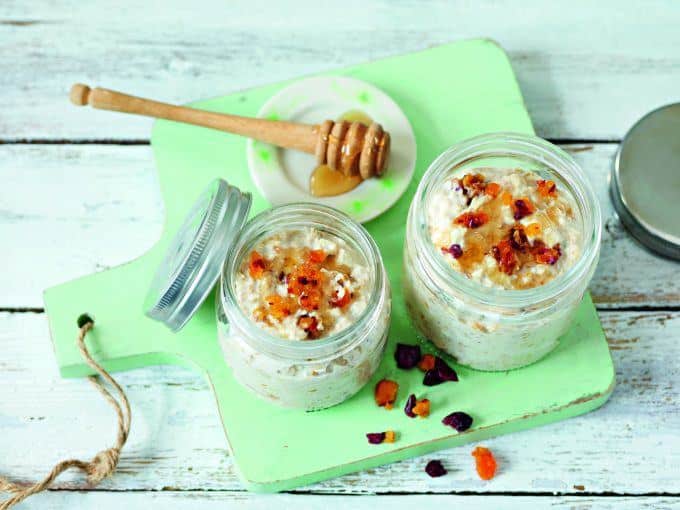 Due vasetti fotografati degli overnight oats pronti. La ricetta prevede quattro porzioni. Foto della ricetta originale di will-mixen.de.