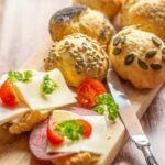 Panini allo yogurt con semi e una proposta di farcitura