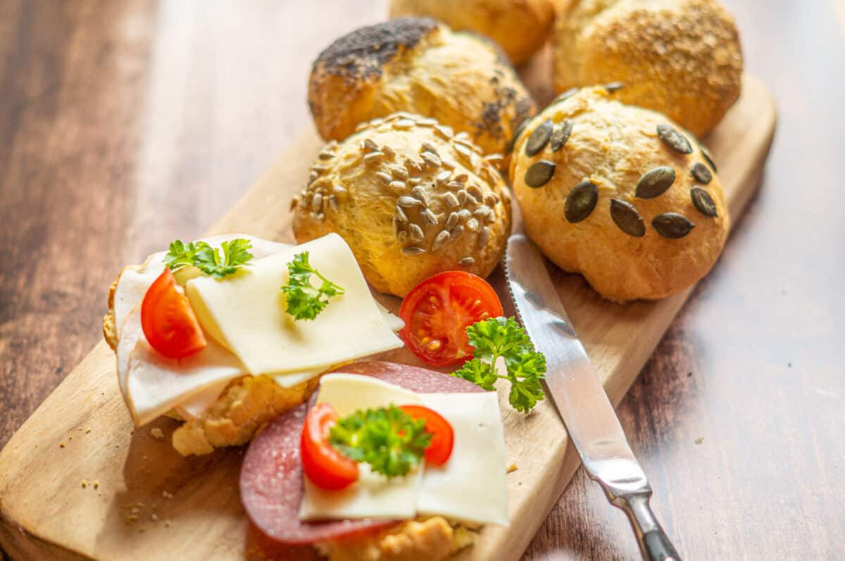 Panini allo yogurt con semi e una proposta di farcitura