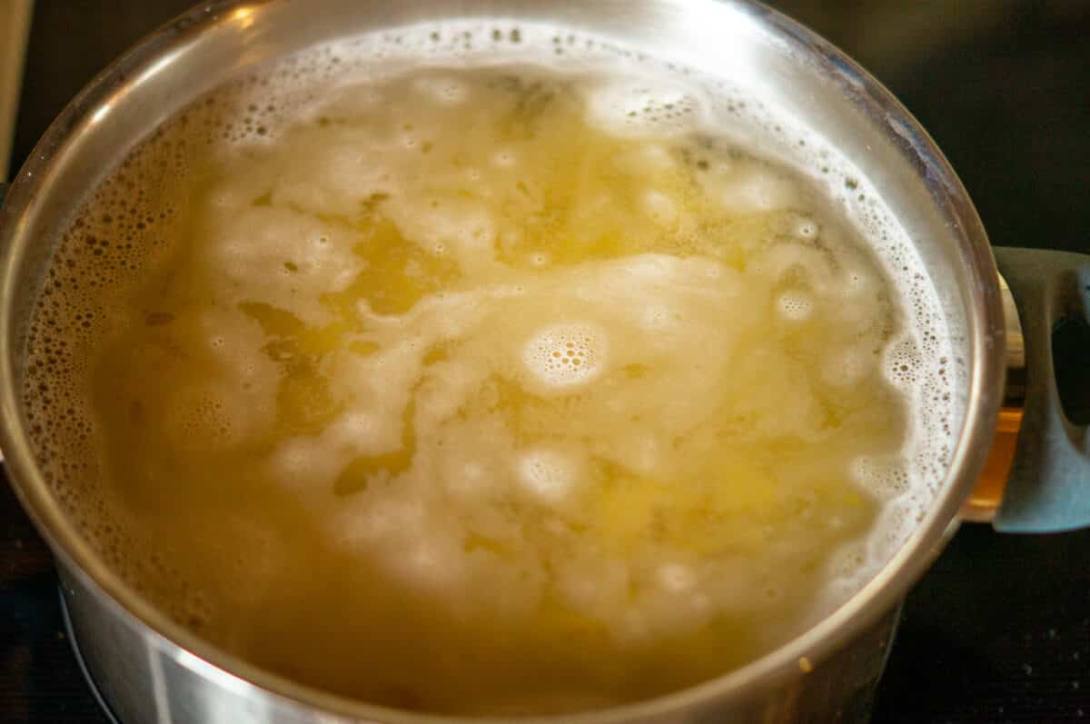 Pasta in cottura in una pentola sul fornello