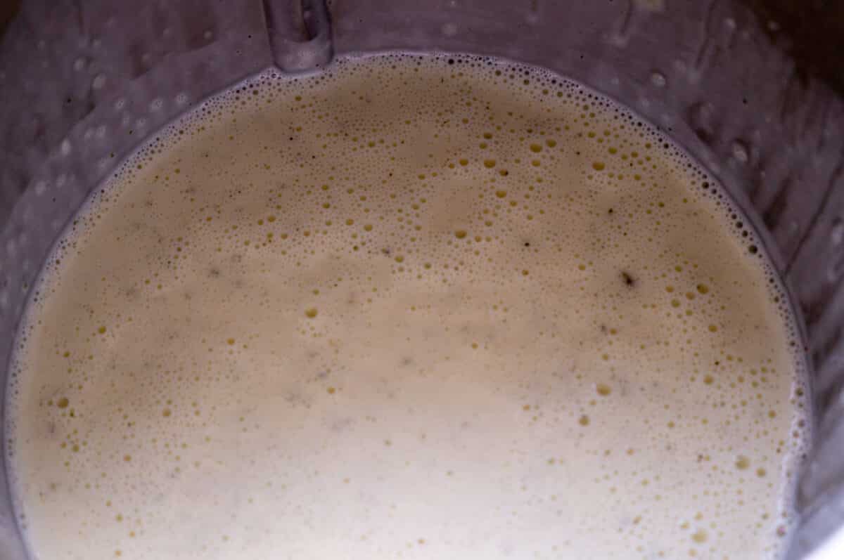 Salsa cremosa al parmigiano nel boccale