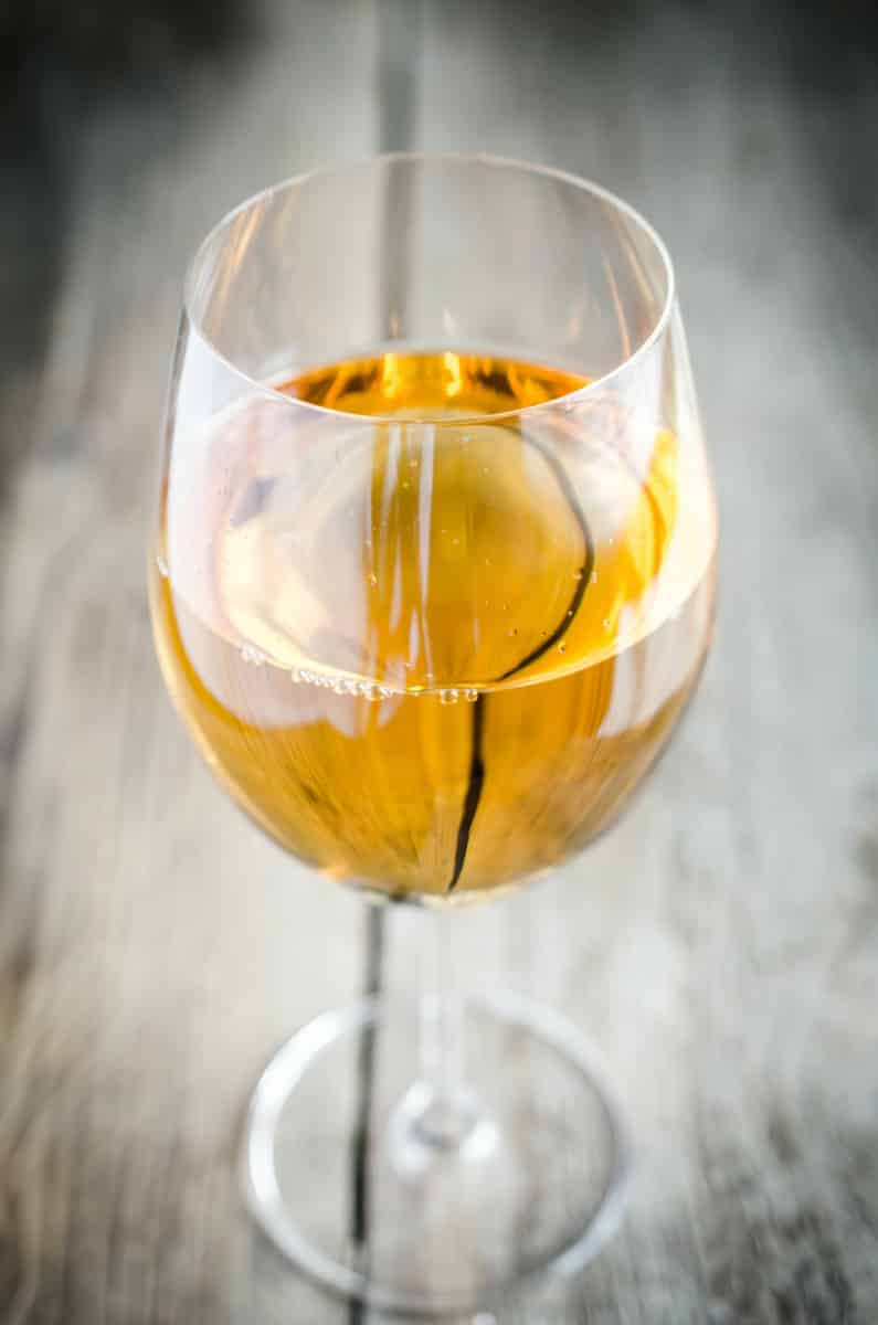Vino bianco in un bicchiere per la salsa al parmigiano