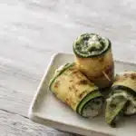 Involtini di zucchine dorati con ripieno cremoso al formaggio e alle erbe